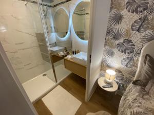 a bathroom with a shower and a toilet and a sink at Le Jungle : T2 avec jardin et jacuzzi in Blagnac