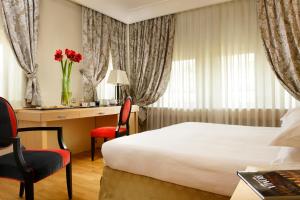 Uma cama ou camas num quarto em FH55 Grand Hotel Palatino