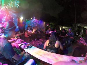Un groupe de gens assis dans une foule à un concert dans l'établissement Khanapara Hilltop Camp, à Guwahati