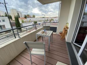 - un balcon avec une table et des chaises dans l'établissement Le Skywalker : T2 avec parking & balcon, à Toulouse