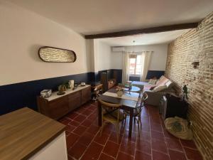- un salon avec une table et un canapé dans l'établissement Le Saint Cyp - Briques et Charme à Toulouse, à Toulouse