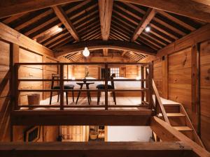 einen Blick über ein Zimmer in einer Holzhütte in der Unterkunft RITA Izumo Hirata in Izumo