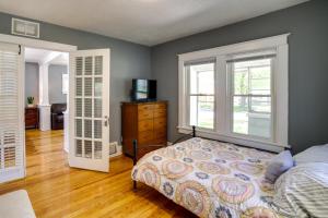 1 dormitorio con 1 cama, vestidor y ventanas en Cozy Indiana Getaway Near Washington Park Zoo!, en Michigan City