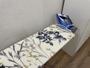 Una cama con una almohada con flores. en Nova Center, en Astana