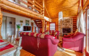 ein Wohnzimmer mit roten Stühlen und einem Steinkamin in der Unterkunft 3 Bedroom Cozy Home In Sveti Rok in Sveti Rok