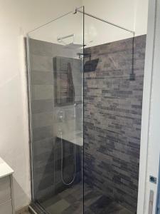 La salle de bains est pourvue d'une douche avec une porte en verre. dans l'établissement Civico 25, Carcioni - Belgirate, à Belgirate