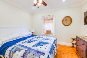 - une chambre avec un lit, une commode et une fenêtre dans l'établissement Point Lookout Cottage - Walk to Beach!, 