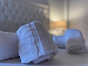 un par de toallas sentadas encima de una cama en La Puerta de la Mezquita, en Córdoba
