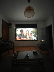 Televízia a/alebo spoločenská miestnosť v ubytovaní VILLA SANTA CRUZ - 4 personnes
