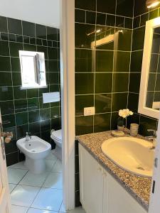 Ένα μπάνιο στο L'Oleandro 2922 house in Sardinia with Mediterranean Sea Views
