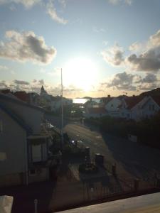 widok na miasto z zachodem słońca w obiekcie West coast villa with sea view w mieście Skärhamn