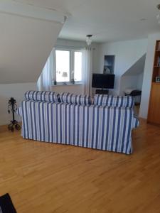 salon z kanapą w pokoju w obiekcie West coast villa with sea view w mieście Skärhamn
