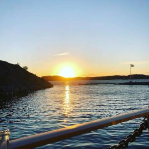uma vista para o pôr-do-sol a partir de um barco em West coast villa with sea view em Skärhamn