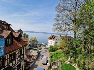 eine Straße in einer Stadt mit Blick auf das Wasser in der Unterkunft Hotel Aurichs in Meersburg