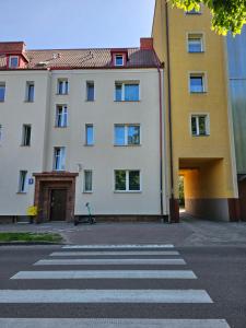 Galaxy Apartments في سووبسك: مبنى فيه ممر في وسط شارع