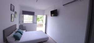 Hostal San Martin de Montalban的电视和/或娱乐中心