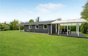 ein modulares Haus mit einer Terrasse in der Unterkunft 3 Bedroom Stunning Home In Odder in Odder