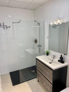uma casa de banho com um lavatório e uma cabina de duche em vidro. em Apartamento en el centro de Madrid!! em Madri