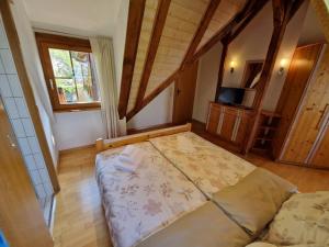 ein Schlafzimmer mit einem großen Bett in einem Zimmer in der Unterkunft Hotel Aurichs in Meersburg