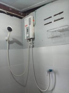 um chuveiro na casa de banho com uma mangueira em บ้านน่านโฮมสเตย์ em Nan