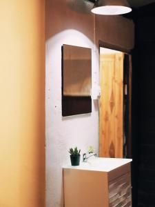 uma casa de banho com um lavatório e um espelho em บ้านน่านโฮมสเตย์ em Nan