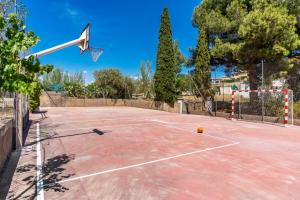a basketball hoop on a tennis court at El Cortijo de Granada in Gójar