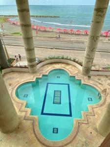a view of a swimming pool next to a beach at Vista a la Playa del Cabrero in Cartagena de Indias