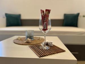 una copa de vino sobre una mesa en MB Apartments, en Ulcinj