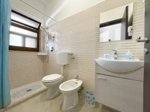 un baño con inodoro y lavabo en Sunset Apartment Palese - A 10m dal mare, en Bari