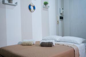 un dormitorio con una cama con dos almohadas. en Sunset Apartment Palese - A 10m dal mare, en Bari 12 fotos más