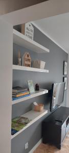 Zimmer mit einem Schreibtisch und Regalen mit Büchern in der Unterkunft Apartament Rodzinny Przy AquaParku in Reda