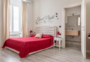1 dormitorio con cama roja y manta roja en Sapore di mare 5 Terre Affittacamere, en La Spezia