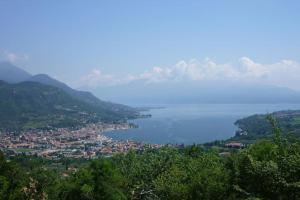 vistas a la ciudad y a un cuerpo de agua en Casa Anna Big House Near Lake Garda and Centre en Salò