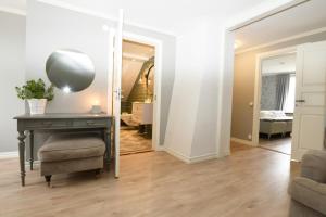 ein Wohnzimmer mit einem Schreibtisch und einem Spiegel in der Unterkunft Spacious house in Hjo by Vattern with fantastic views in Tidaholm