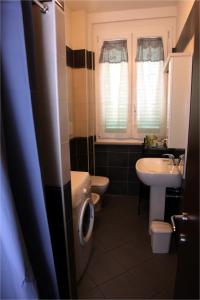 ポッレッタ・テルメにあるRB Della Torreのバスルーム(トイレ、洗面台、鏡付)