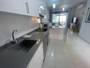 una cocina con fregadero y encimera en 2 bedroom infinity beach., en Mazarrón