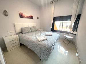 - une chambre avec un lit, un bureau et une fenêtre dans l'établissement 2 bedroom infinity beach., à Mazarrón