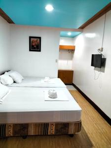 Postel nebo postele na pokoji v ubytování Brenmariel Tourist Inn