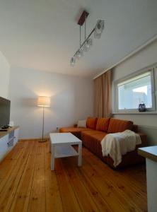een woonkamer met een bank en een tafel bij Tabago Studio 8 in Opole