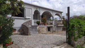 una casa con macetas en el balcón en Corinas Holiday House en La Canea