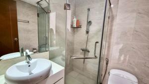 胡志明市的住宿－123 Apartment in Vinhomes Central Park - Landmark 81，一间带水槽、淋浴和卫生间的浴室