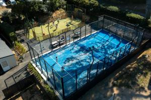 an overhead view of a swimming pool with people in it at Camping RCN Port l'Epine in Trélévern