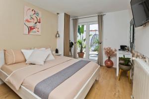 1 dormitorio con 1 cama grande y balcón en Casa Benita en Hvar