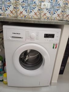 uma máquina de lavar roupa branca numa prateleira em Soffio di Mediterraneo appartamento em Trapani