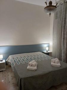 1 dormitorio con 1 cama con 2 toallas en Soffio di Mediterraneo appartamento, en Trapani