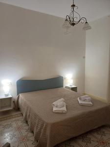 1 dormitorio con 1 cama con 2 toallas en Soffio di Mediterraneo appartamento, en Trapani