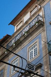 um edifício com uma varanda ao lado em Oporto Centre Clean & Cozy Apt 2 no Porto