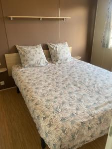 ein Schlafzimmer mit einem großen Bett mit einer weißen Bettdecke in der Unterkunft Le bonheur est dans le pré. in Le Tréport