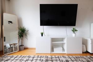 A television and/or entertainment centre at Cozy Apartment near Center