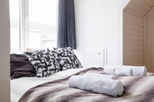 A bed or beds in a room at Cozy Apartment near Center